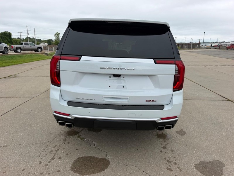 GMC Yukon Vehicle Full-screen Gallery Image 4