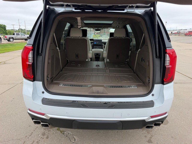 GMC Yukon Vehicle Full-screen Gallery Image 5