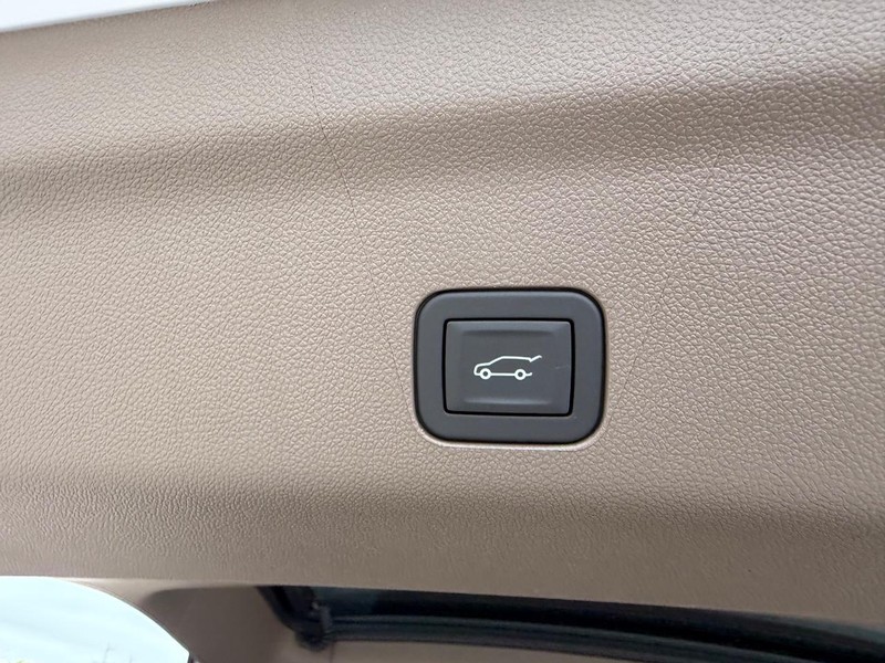 GMC Yukon Vehicle Full-screen Gallery Image 6