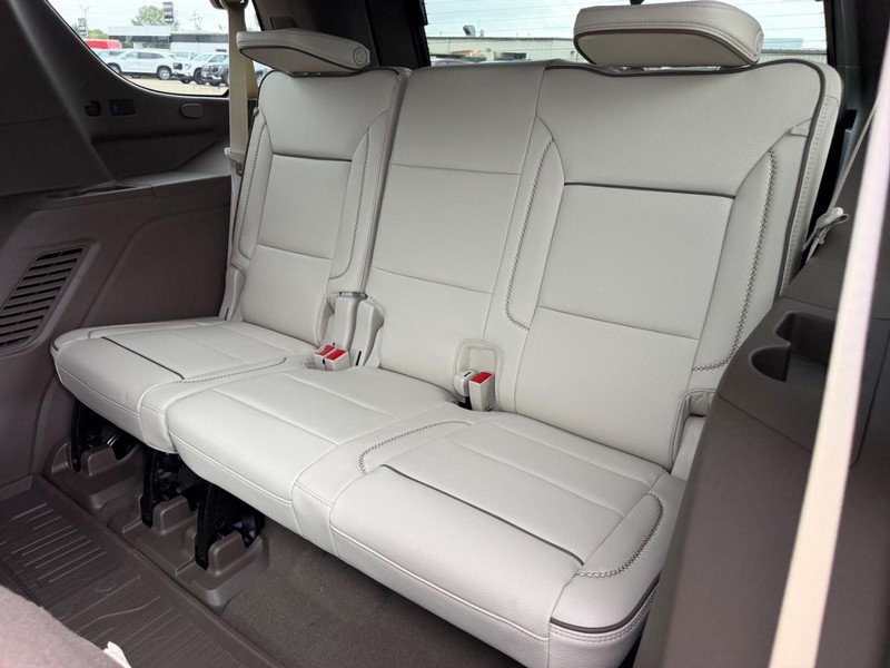 GMC Yukon Vehicle Full-screen Gallery Image 8