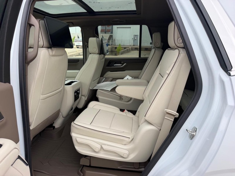 GMC Yukon Vehicle Full-screen Gallery Image 9