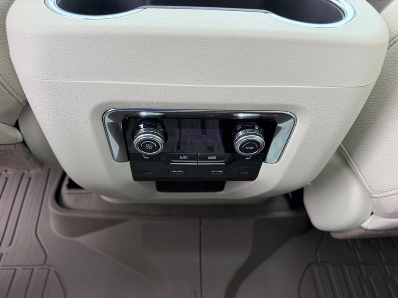 GMC Yukon Vehicle Full-screen Gallery Image 12