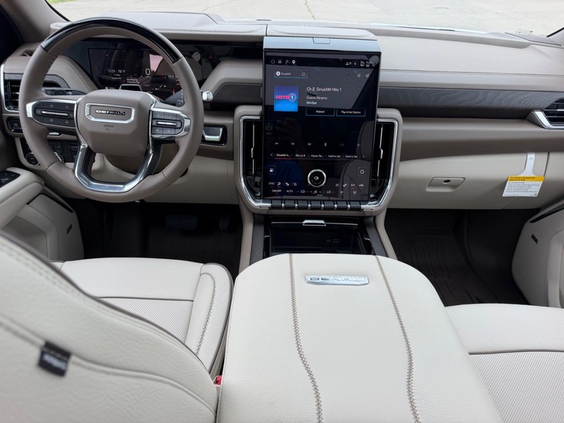 GMC Yukon Vehicle Full-screen Gallery Image 13