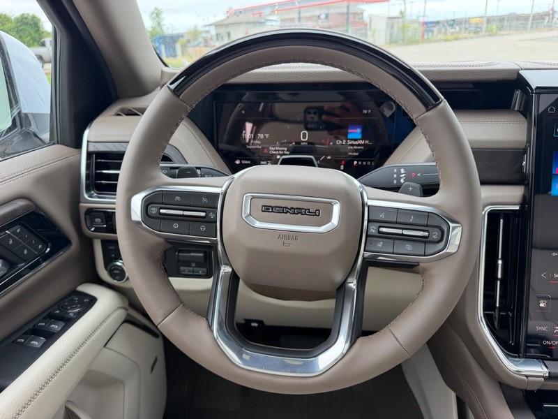 GMC Yukon Vehicle Full-screen Gallery Image 14