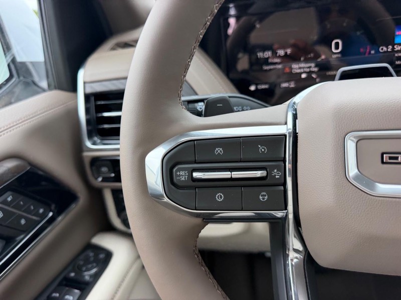 GMC Yukon Vehicle Full-screen Gallery Image 15