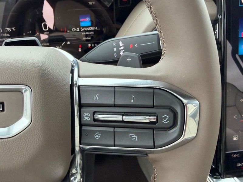 GMC Yukon Vehicle Full-screen Gallery Image 16