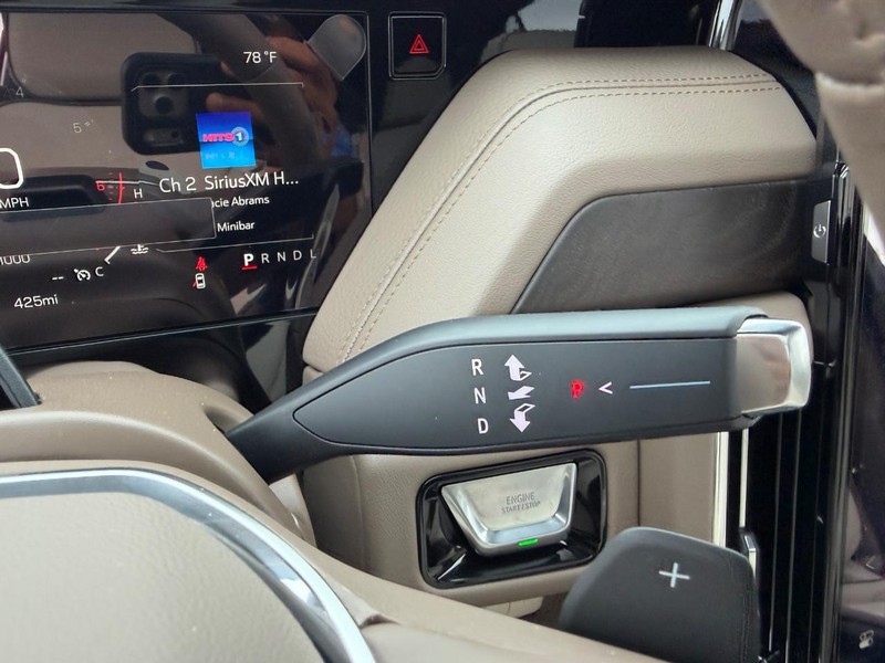 GMC Yukon Vehicle Full-screen Gallery Image 17