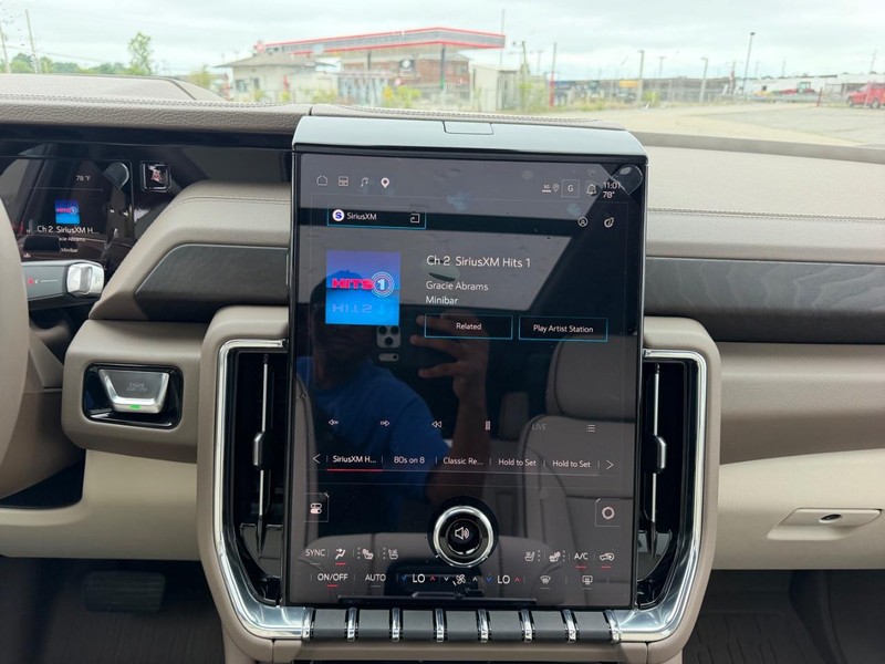 GMC Yukon Vehicle Full-screen Gallery Image 18