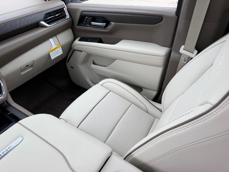 GMC Yukon Vehicle Full-screen Gallery Image 20