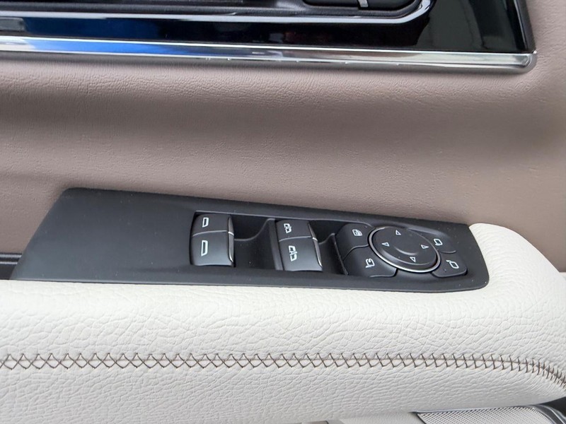 GMC Yukon Vehicle Full-screen Gallery Image 21