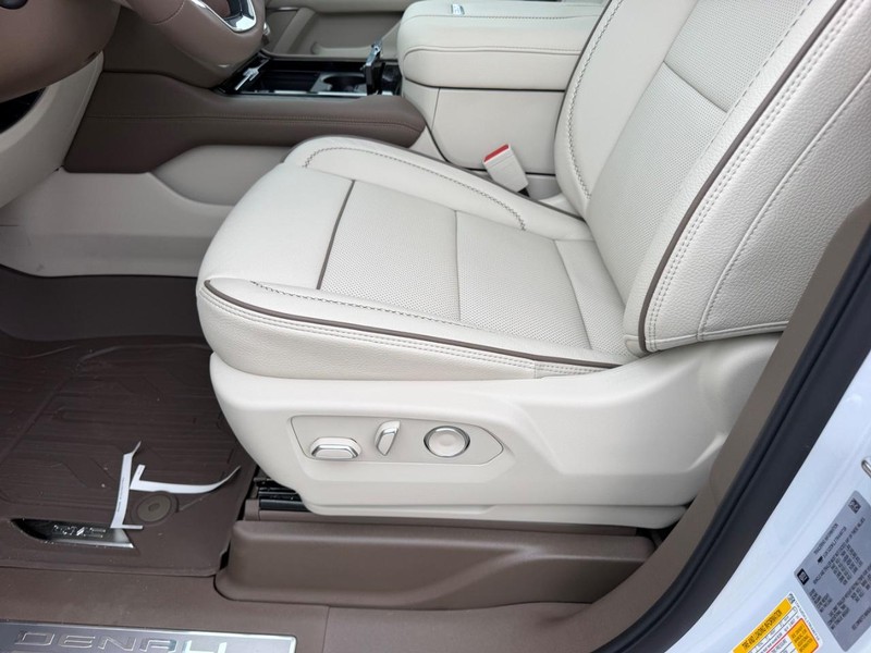 GMC Yukon Vehicle Full-screen Gallery Image 23