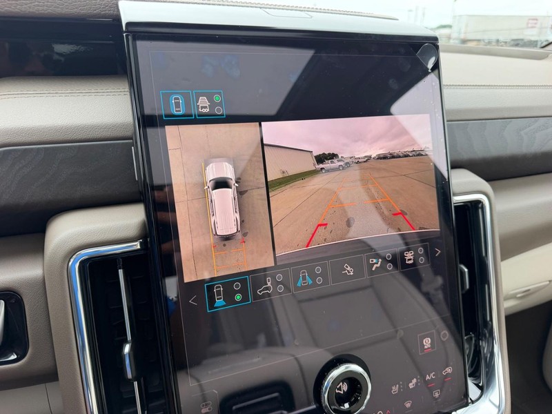 GMC Yukon Vehicle Full-screen Gallery Image 25
