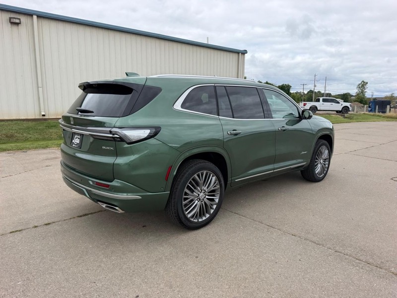 Buick Enclave Vehicle Full-screen Gallery Image 3