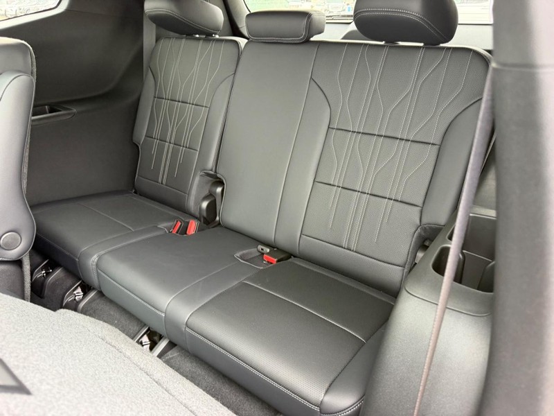 Buick Enclave Vehicle Full-screen Gallery Image 8