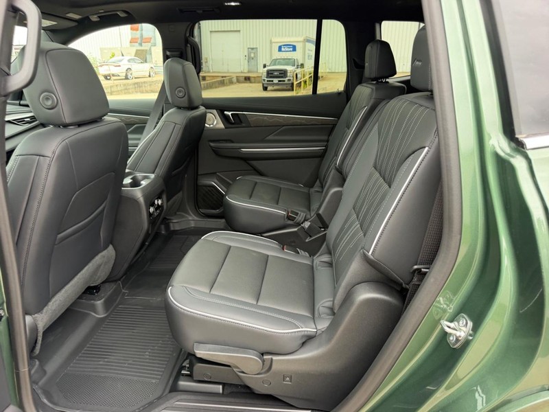 Buick Enclave Vehicle Full-screen Gallery Image 9