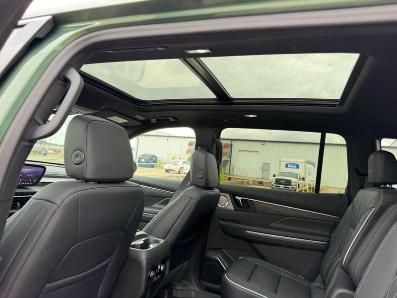 Buick Enclave Vehicle Full-screen Gallery Image 10