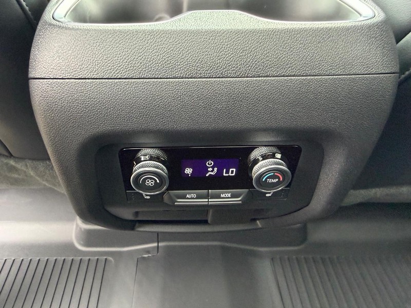 Buick Enclave Vehicle Full-screen Gallery Image 11