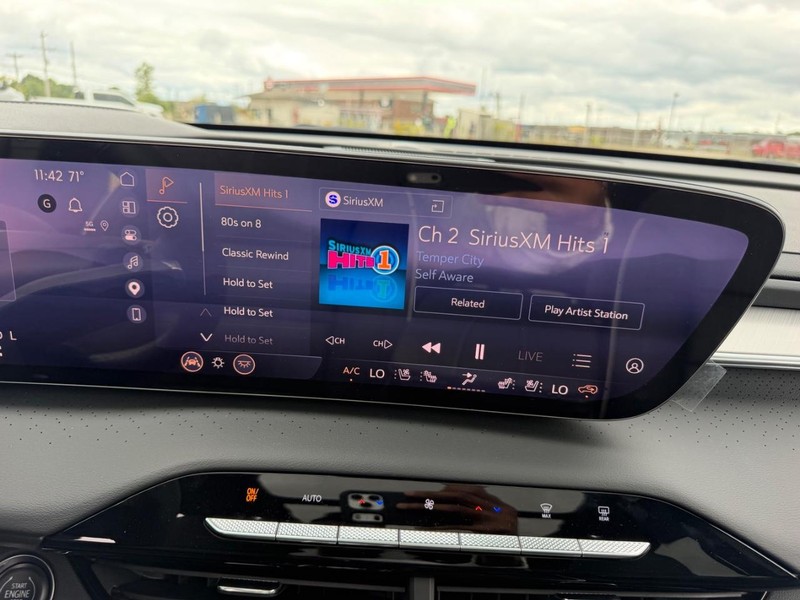 Buick Enclave Vehicle Full-screen Gallery Image 17
