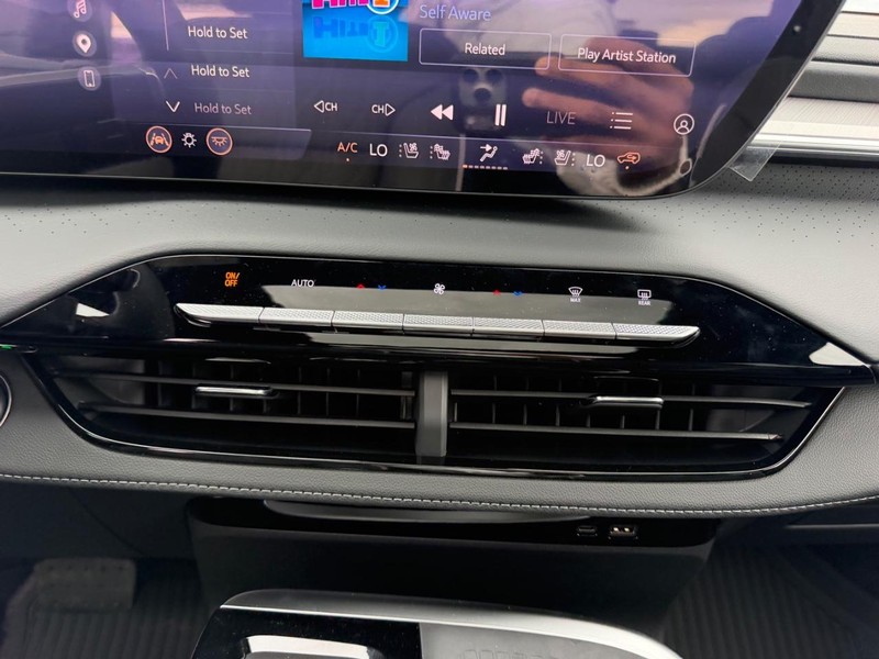 Buick Enclave Vehicle Full-screen Gallery Image 18