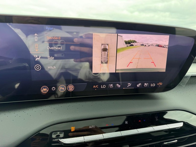 Buick Enclave Vehicle Full-screen Gallery Image 24