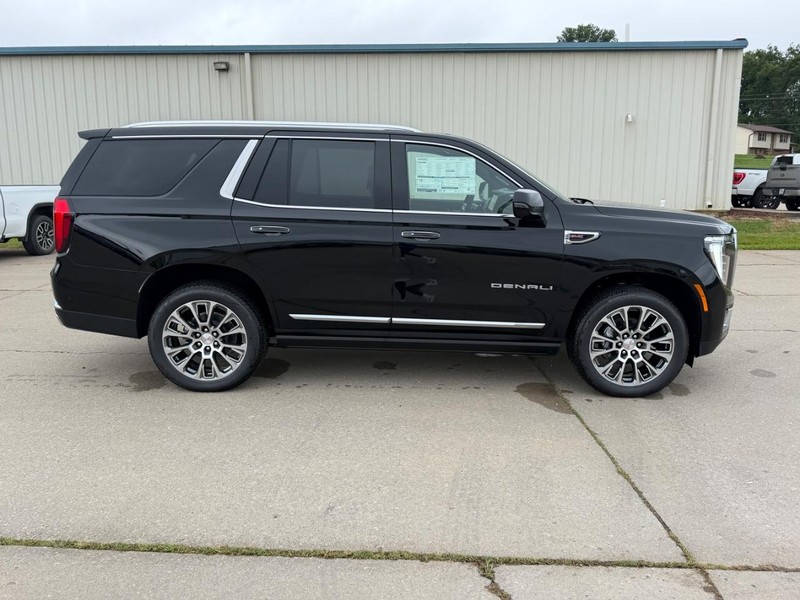 GMC Yukon Vehicle Full-screen Gallery Image 2