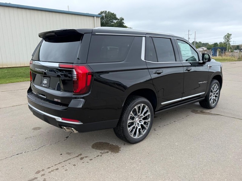 GMC Yukon Vehicle Full-screen Gallery Image 3