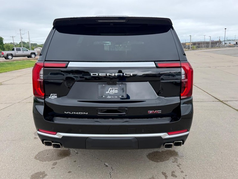 GMC Yukon Vehicle Full-screen Gallery Image 4