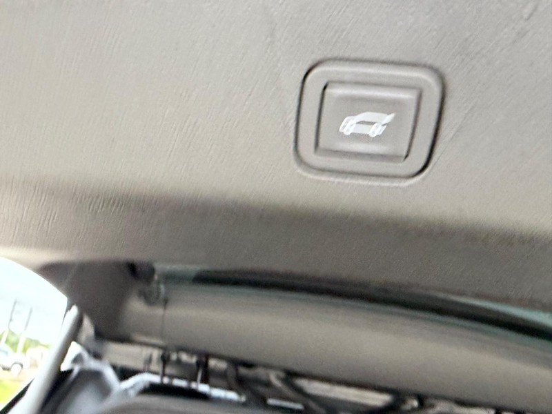 GMC Yukon Vehicle Full-screen Gallery Image 6