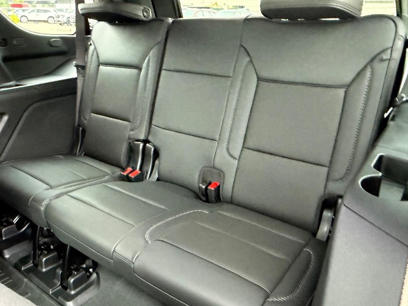 GMC Yukon Vehicle Full-screen Gallery Image 8