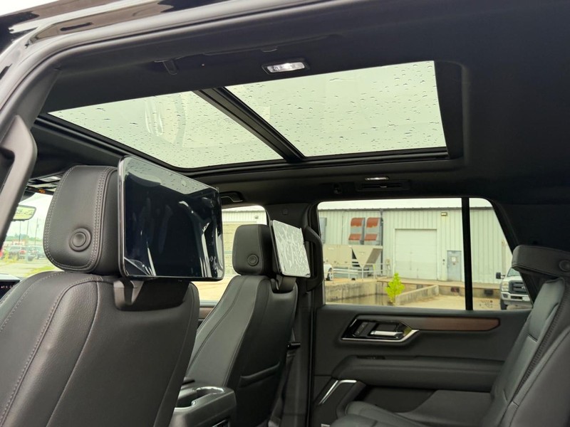 GMC Yukon Vehicle Full-screen Gallery Image 10