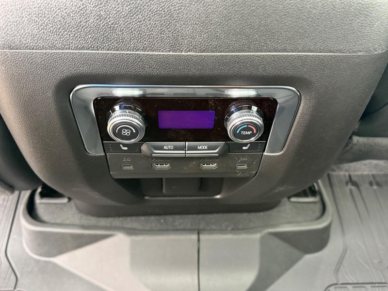 GMC Yukon Vehicle Full-screen Gallery Image 12