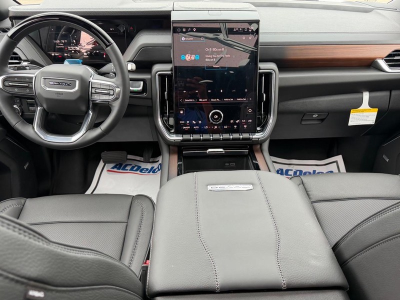 GMC Yukon Vehicle Full-screen Gallery Image 13