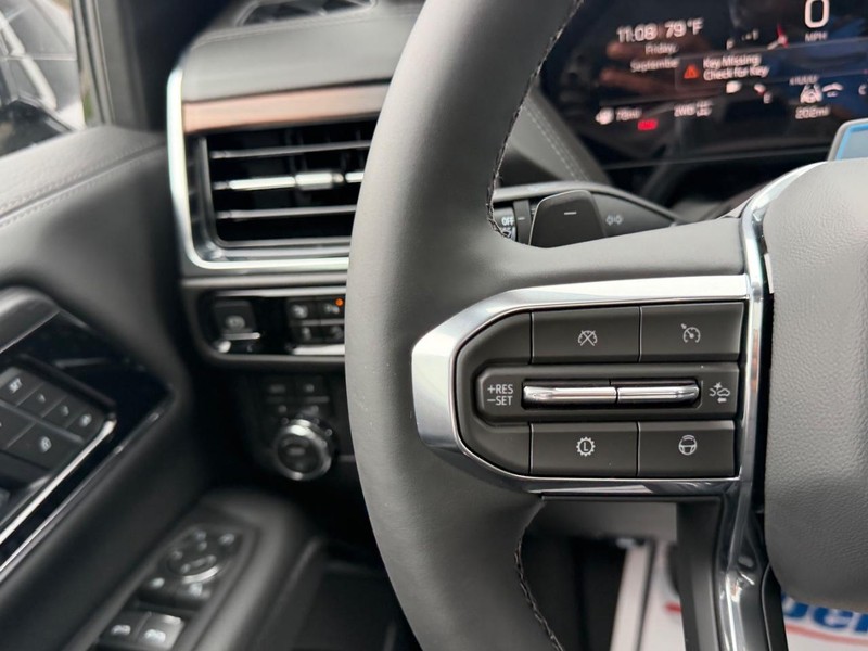 GMC Yukon Vehicle Full-screen Gallery Image 15