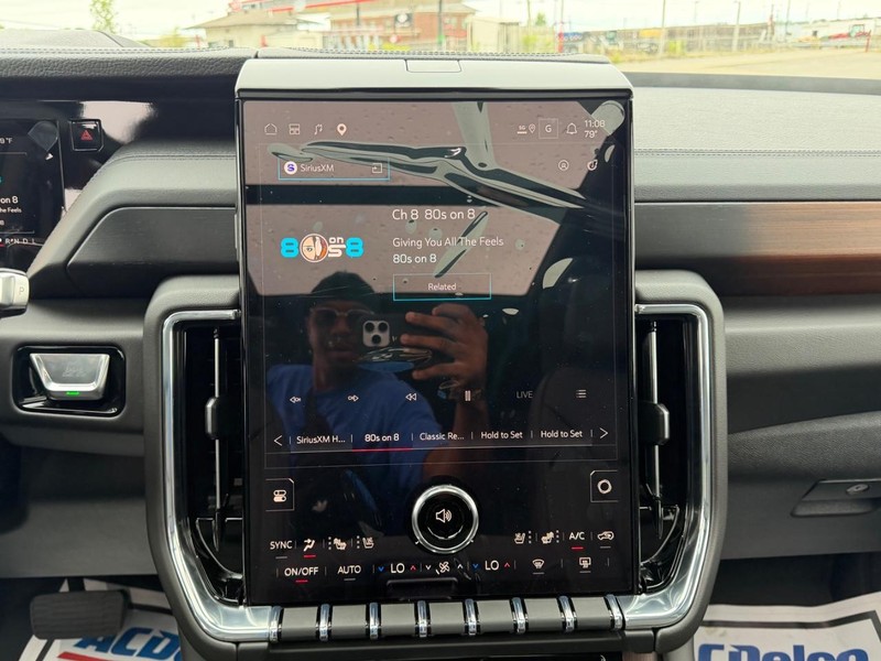 GMC Yukon Vehicle Full-screen Gallery Image 18