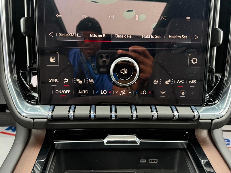 GMC Yukon Vehicle Full-screen Gallery Image 19