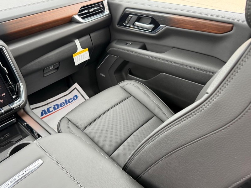 GMC Yukon Vehicle Full-screen Gallery Image 20