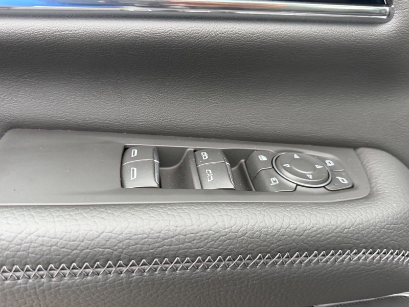 GMC Yukon Vehicle Full-screen Gallery Image 21