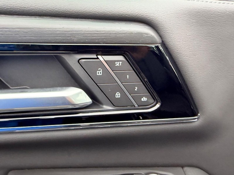 GMC Yukon Vehicle Full-screen Gallery Image 22