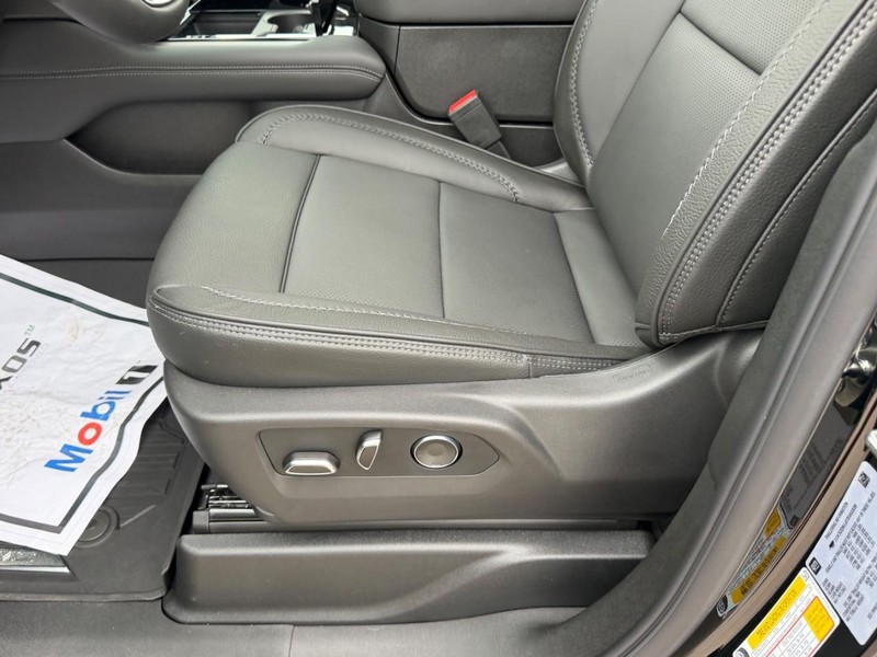 GMC Yukon Vehicle Full-screen Gallery Image 23