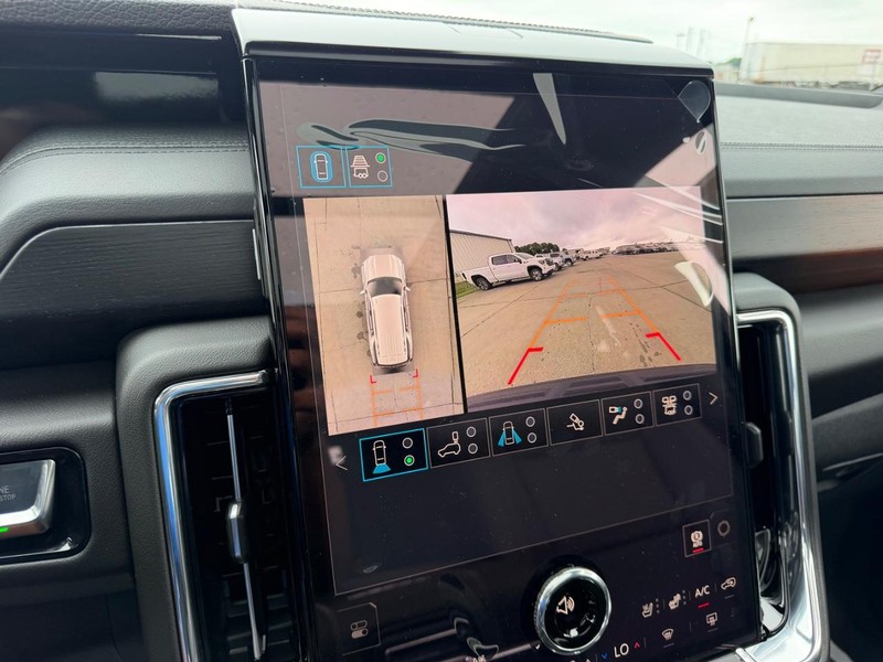 GMC Yukon Vehicle Full-screen Gallery Image 25