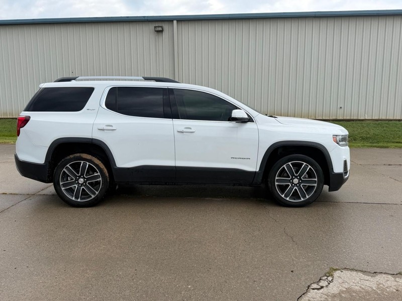 GMC Acadia Vehicle Full-screen Gallery Image 2
