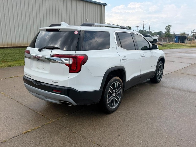 GMC Acadia Vehicle Full-screen Gallery Image 3