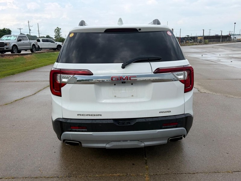 GMC Acadia Vehicle Full-screen Gallery Image 4