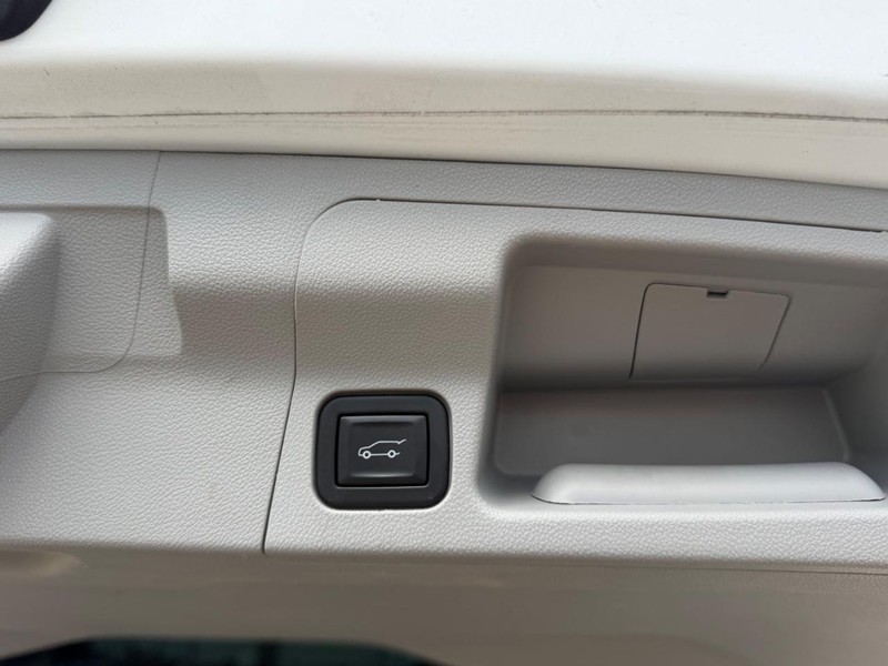 GMC Acadia Vehicle Full-screen Gallery Image 6