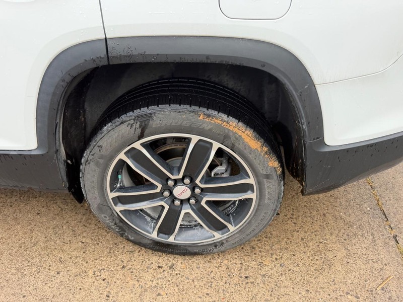 GMC Acadia Vehicle Full-screen Gallery Image 7