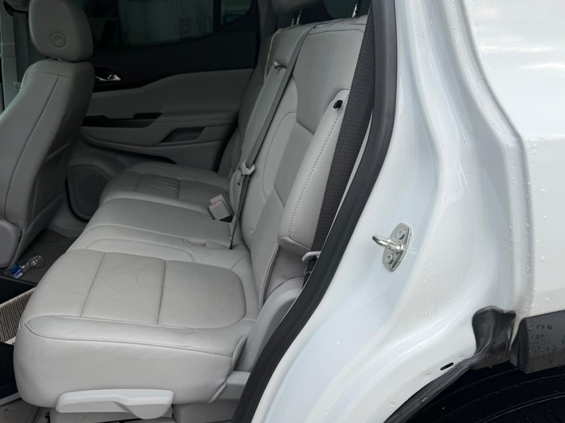 GMC Acadia Vehicle Full-screen Gallery Image 9