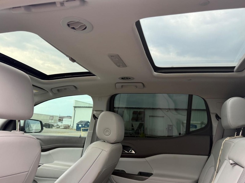 GMC Acadia Vehicle Full-screen Gallery Image 10