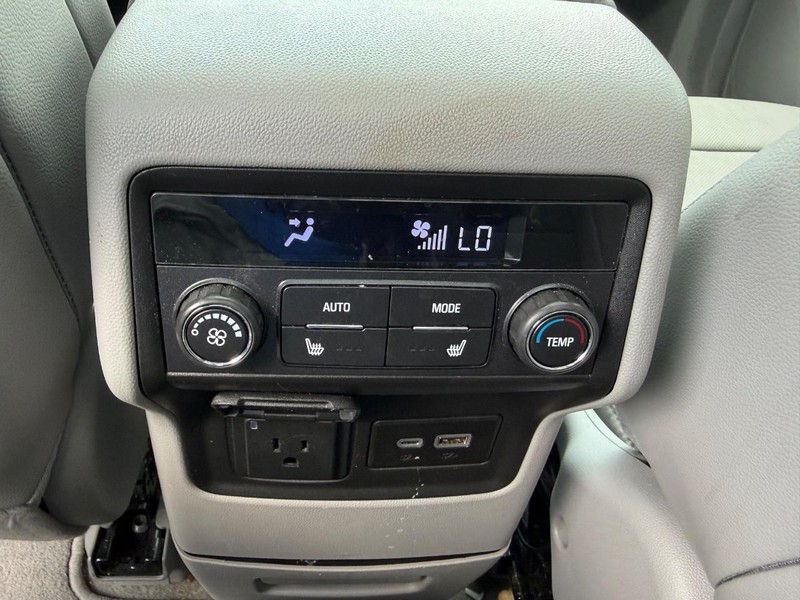 GMC Acadia Vehicle Full-screen Gallery Image 11