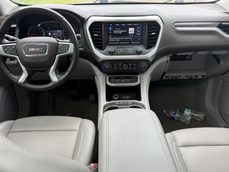 GMC Acadia Vehicle Full-screen Gallery Image 12