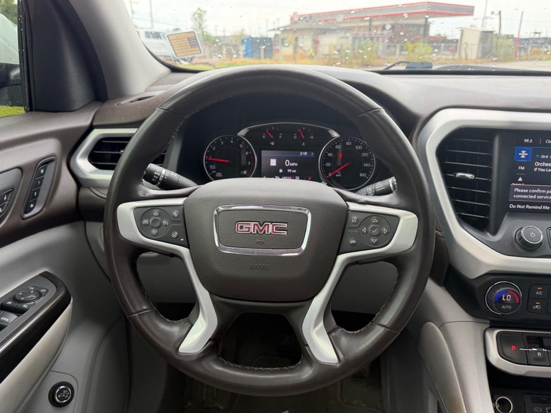GMC Acadia Vehicle Full-screen Gallery Image 13